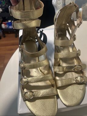 “REASONABLE OFFERS” Cute & Sexy Gold Strappy Women’s Sandals 🥰